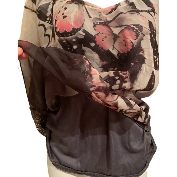 One‎ World Top with overlay - Picture 6 of 8